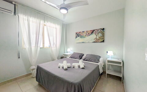 Benidorm 954: Letto, Mobilia, Camera Da Letto, Pavimento, Pavimentazione, Soffitto, Interior Design, Camera, Lenzuolo, Bedding