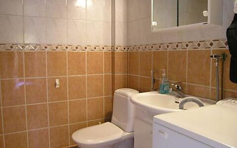 Lehto: Toilet Seat, Idraulico Fixture, Pavimentazione, Bagno, Gabinetto, Pavimento, Lavello, Interior Design, Lavandino Del Bagno, Idraulico