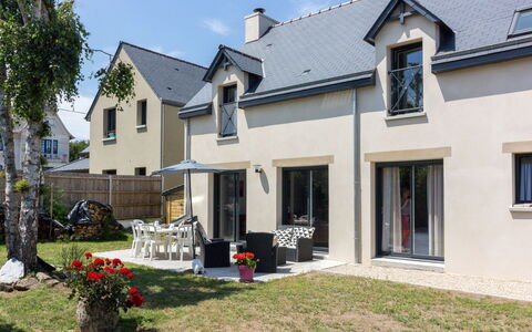 Ker-Heol: Pianta, Finestra, Costruzione, Cielo, Casa, Nube, Porta, Albero, Villetta, Erba