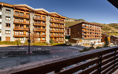 Super Tignes: Cielo, Giorno, Costruzione, Proprietà, Architettura, Urban Design, Palazzone, Condominio, Quartiere, Legna