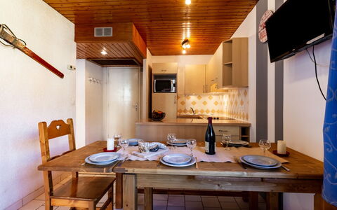 Super Tignes: Tavolo, Mobilia, Proprietà, Costruzione, Legna, Tavola, Interior Design, Pavimentazione, Sedia, Pavimento