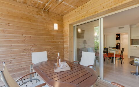 Porto Vecchio 150: Mobilia, Tavolo, Proprietà, Sedia, Legna, Interior Design, Pavimentazione, Pavimento, Soggiorno, Latifoglie