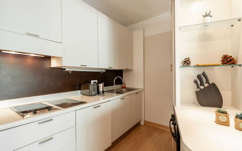 Porto Vecchio 150: Cabinetry, Mobilia, Controsoffitto, Costruzione, Cucina Stufa, Cassetto, Legna, Lavello, Cucina, Pavimentazione