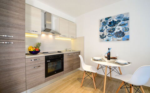Matea: Cabinetry, Mobilia, Controsoffitto, Costruzione, Cucina Stufa, Legna, Tavolo, Interior Design, Cucina, Pavimentazione