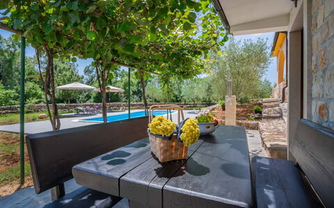 Mila: Proprietà, Immobiliare, Casa, Camera, Costruzione, Terrazza, Tavolo, Casa, Backyard, Portico