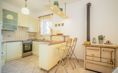 Mila: Camera, Mobilia, Proprietà, Giallo, Pavimento, Interior Design, Cucina, Costruzione, Cabinetry, Casa