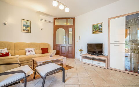 Mila: Camera, Proprietà, Mobilia, Costruzione, Interior Design, Soggiorno, Pavimento, Casa, Immobiliare, Tavolo