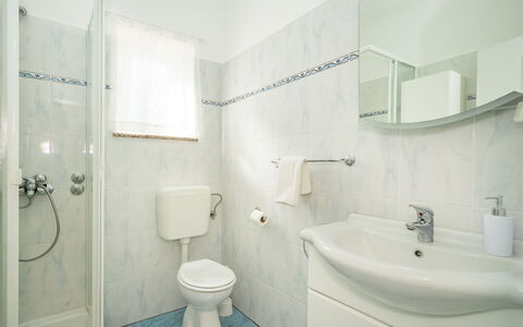 Mila: Specchio, Idraulico Fixture, Proprietà, Lavello, Rubinetto, Lavandino Del Bagno, Viola, Toilet Seat, Bagno, Gabinetto