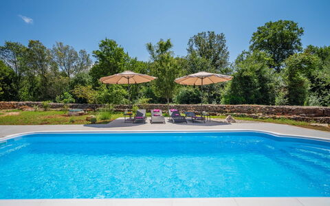Mila: Acqua, Pianta, Cielo, Piscina, Azzurro, Albero, Shade, Rettangolo, Erba, Materiale Composito