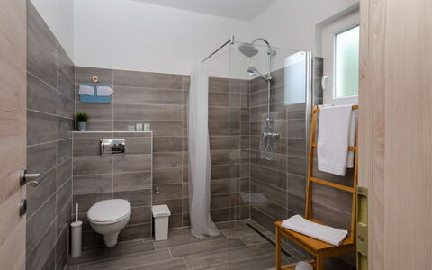 Villa Anđelika: Proprietà, Costruzione, Idraulico Fixture, Bagno, Legna, Interior Design, Lavello, Pavimentazione, Pavimento