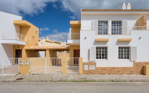 Sunny Home: Proprietà, Casa, Casa, Costruzione, Zona Residenziale, Giallo, Immobiliare, Architettura, Cittadina, Facciata
