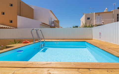Sunny Home: Acqua, Pianta, Proprietà, Cielo, Piscina, Luce, Azzurro, Rettangolo, Shade, Costruzione
