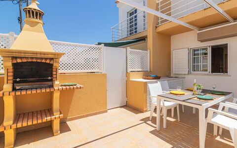 Sunny Home: Mobilia, Tavolo, Finestra, Costruzione, Cielo, Legna, Architettura, Interior Design, Parete, Tempo Libero
