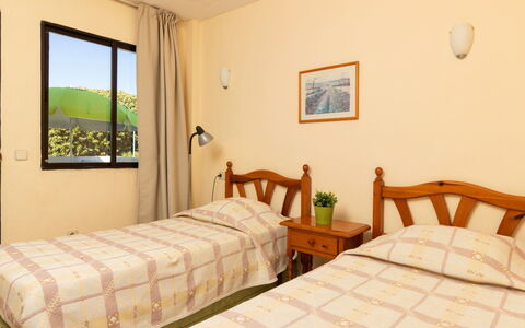 Torremolinos 25: Camera Da Letto, Camera, Mobilia, Letto, Proprietà, Lenzuolo, Telaio Del Letto, Parete, Bedding, Interior Design