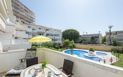 Aurora 25.2: Cielo, Acqua, Mobilia, Costruzione, Tavolo, Pianta, Tavola, Azzurro, Piscina, Sedia