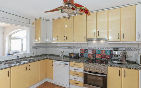 Floramar: Cucina, Controsoffitto, Elettrodomestico Da Cucina, Apparecchio Major, Cabinetry, Pavimentazione, Legna, Interior Design, Mobilia, Pavimento