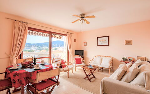 Sainte Maxime 135: Tavolo, Mobilia, Cornice, Finestra, Legna, Ventilatore, Sedia, Divano, Interior Design, Soggiorno