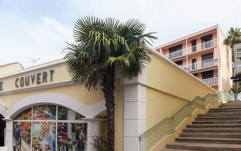 Sainte Maxime 135: Cielo, Giorno, Pianta, Azzurro, Costruzione, Le Scale, Nube, Arecales, Shade, Urban Design