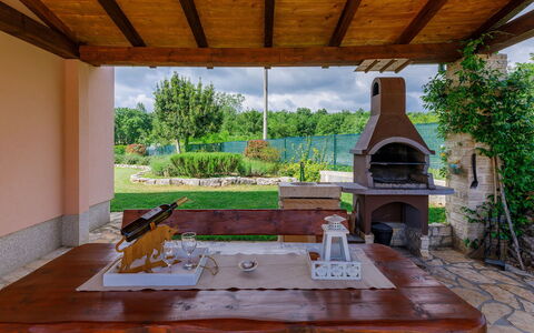 Villa Malini: Pianta, Costruzione, Tavolo, Proprietà, Legna, Shade, Interior Design, Portico, Mobili Da Esterno, Albero