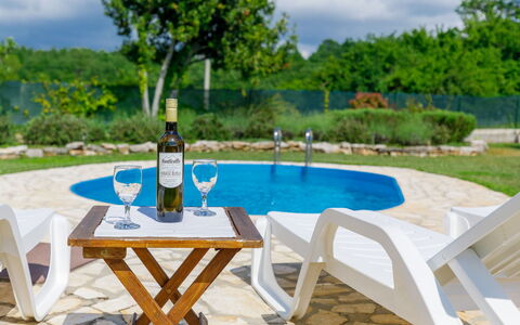 Villa Malini: Tavolo, Pianta, Nube, Mobilia, Proprietà, Cielo, Acqua, Bottiglia, Albero, Azzurro