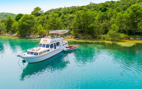 Santa Lucia: Acqua, Barca, Moto D'Acqua, Cielo, Pianta, Veicolo, Albero, Lago, Barche E Nautica - Macchine E Materiali, Paesaggio Naturale