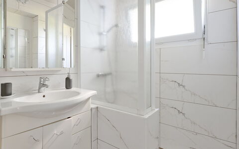 La Roche Blanche: Pavimentazione, Pavimento, Interior Design, Idraulico Fixture, Bagno, Lavello, Soffitto, Rubinetto, Mobiletto Del Bagno, Idraulico