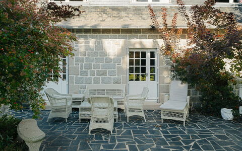 La Roche Blanche: Mobili Da Esterno, Mobilia, Flagstone, Sedia, Vaso Di Fiori, Giardino, Shade, Tavolo Esterno, Calcestruzzo, Terrazza
