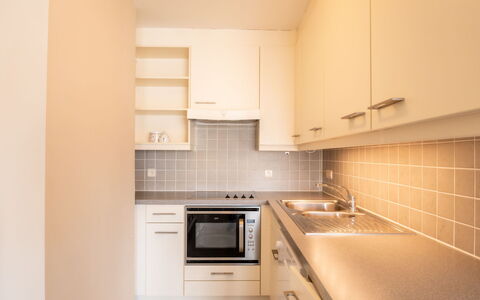Bredene 720: Marrone, Cabinetry, Controsoffitto, Costruzione, Lavello, Mobilia, Rubinetto, Cucina Stufa, Cucina, Legna