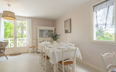 Domaine des Fées: Mobilia, Tavolo, Finestra, Pianta, Sedia, Costruzione, Legna, Interior Design, Pianta Della Casa