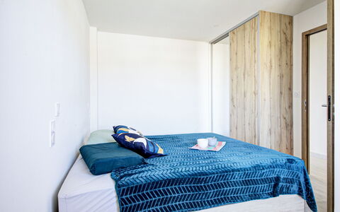 Le Marigny: Letto, Interior Design, Camera Da Letto, Parete, Pavimentazione, Pavimento, Bedding, Lenzuolo, Legna, Mobilia