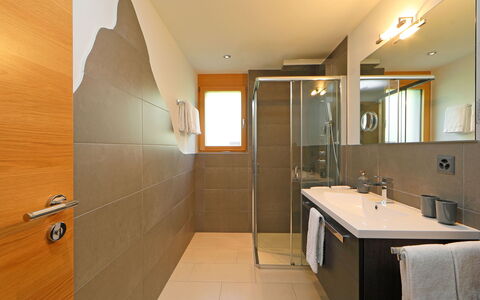 Haus Findelbach Apt. Happy Lily: Bagno, Camera, Proprietà, Lavello, Interior Design, Pavimento, Costruzione, Soffitto, Architettura, Parete