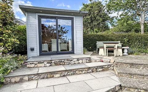 Lake District Coastal Cottage: Arbusto, Porta, Giardino, Edifici Giardino, Capannone, Groundcover, Villetta, Raccordo, Vaso Di Fiori