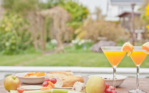 Lake District Coastal Cottage: Cibo, Tavola, Stemware, Tavolo, Dishware, Ingrediente