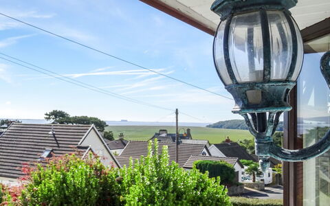Lake District Coastal Cottage: Street Luce, Illuminazione, Lampada, Tetto, Casa, Finestra, Architettura, Immobiliare, Zona Residenziale, Costruzione