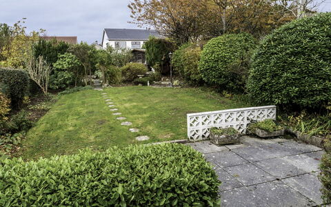 Lake District Coastal Cottage: Giardino, Arbusto, Proprietà, Erba, Hedge, Paesaggio Naturale, Prato, Albero, Casa, Cortile