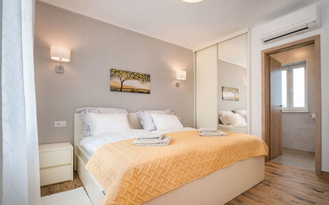 Villa Coriticum Otium: Camera Da Letto, Mobilia, Camera, Letto, Proprietà, Interior Design, Soffitto, Telaio Del Letto, Lenzuolo, Bedding