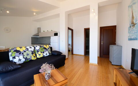 Sveti Juraj 105: Mobilia, Proprietà, Tavolo, Divano, Comfort, Legna, Pavimentazione, Soggiorno, Interior Design, Pavimento