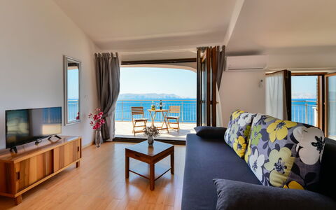 Sveti Juraj 105: Mobilia, Proprietà, Tavolo, Costruzione, Divano, Comfort, Cabinetry, Azzurro, Legna, Lampada