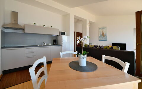Sveti Juraj 105: Mobilia, Proprietà, Cabinetry, Tavolo, Controsoffitto, Legna, Sedia, Pianta Della Casa, Interior Design, Pianta