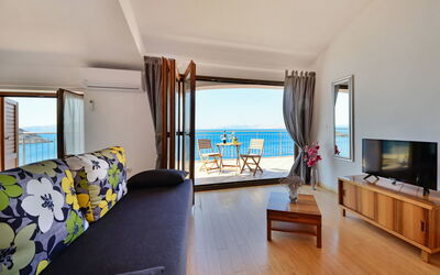 Val 2 105.2: Mobilia, Proprietà, Costruzione, Comfort, Azzurro, Finestra, Soggiorno, Lampada, Interior Design, Legna
