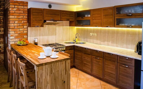 Jędrzejki: Controsoffitto, Cabinetry, Mobilia, Lavandino Della Cucina, Proprietà, Lavello, Rubinetto, Cucina, Legna, Elettrodomestico Da Cucina