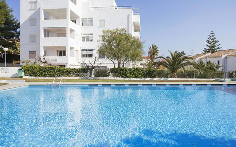 Alcocéber Alcossebre 305: Acqua, Pianta, Costruzione, Cielo, Giorno, Piscina, Blu, Azzurro, Albero, Casa