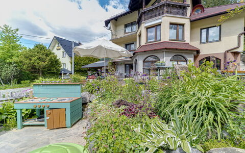 Wisła: Costruzione, Finestra, Casa, Zona Residenziale, Casa, Arbusto, Architettura, Tetto, Estate