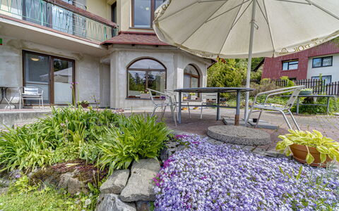 Wisła: Giardino, Landscaping, Cortile, Backyard, Cortile, Mobili Da Esterno, Terrazza, Ricorrere, Driveway, Passerella