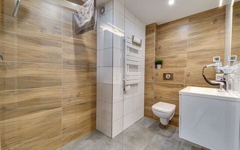 Wisła: Pavimentazione, Legna, Pavimento, Interior Design, Materiale Composito, Piastrella, Camera, Gabinetto, Idraulico Fixture, Bagno