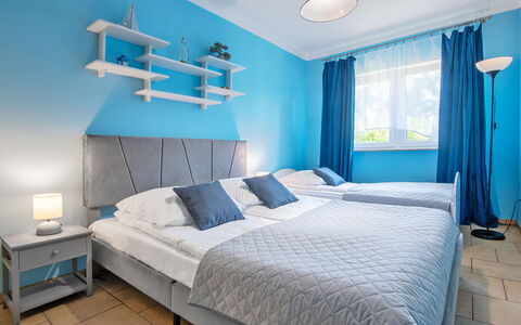 Nostalgia: Mobilia, Blu, Letto, Interior Design, Camera Da Letto, Bedding, Pavimento, Lenzuolo, Pavimentazione, Camera