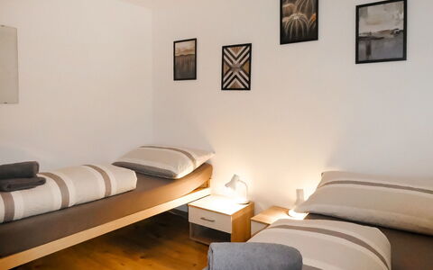 Chalet la Muntaniala: Cornice, Mobilia, Proprietà, Comfort, Divano, Legna, Interior Design, Pavimentazione, Pavimento, Divano Letto