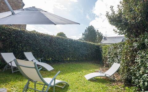 Les Alizés: Proprietà, Erba, Casa, Immobiliare, Prato, Mobilia, Cortile, Backyard, Ombrello, Tavolo