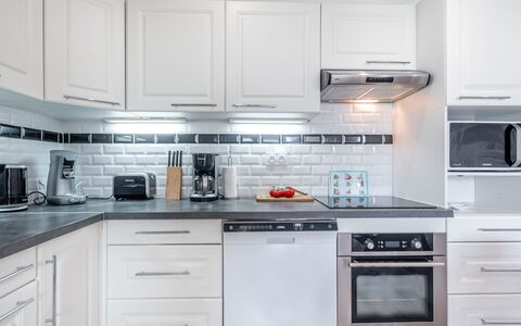 Les Alizés: Controsoffitto, Cabinetry, Cucina, Bianca, Camera, Mobilia, Proprietà, Interior Design, Cucina Stufa, Cassetto