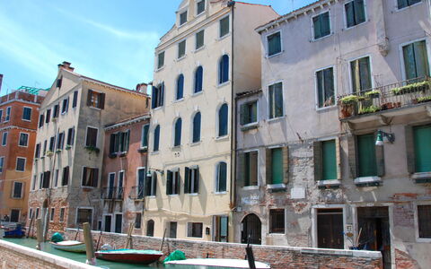 Casa San Vio: Costruzione, Cielo, Finestra, Giorno, Proprietà, Nube, Azzurro, Acqua, Urban Design, Corpo D'Acqua